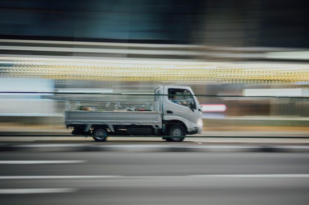 Camion - Chuttersnap su Unsplash