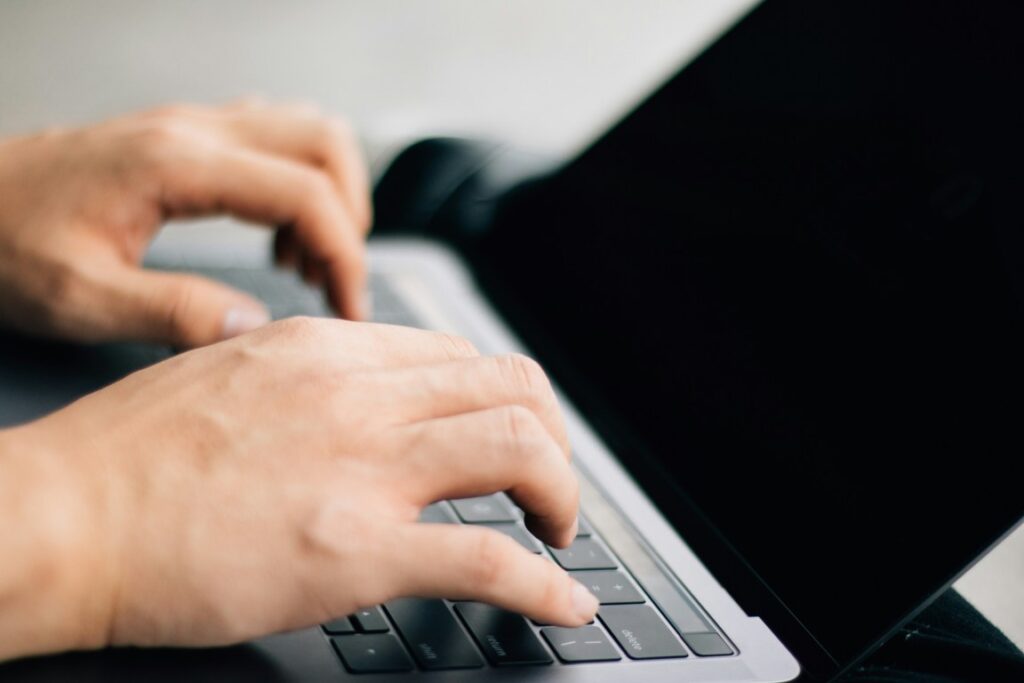 Lavorare al pc - Luke Lung su unsplash