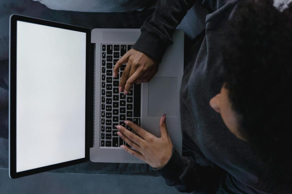 Persona che lavora al pc - Tima Miroshnichenko su pexels