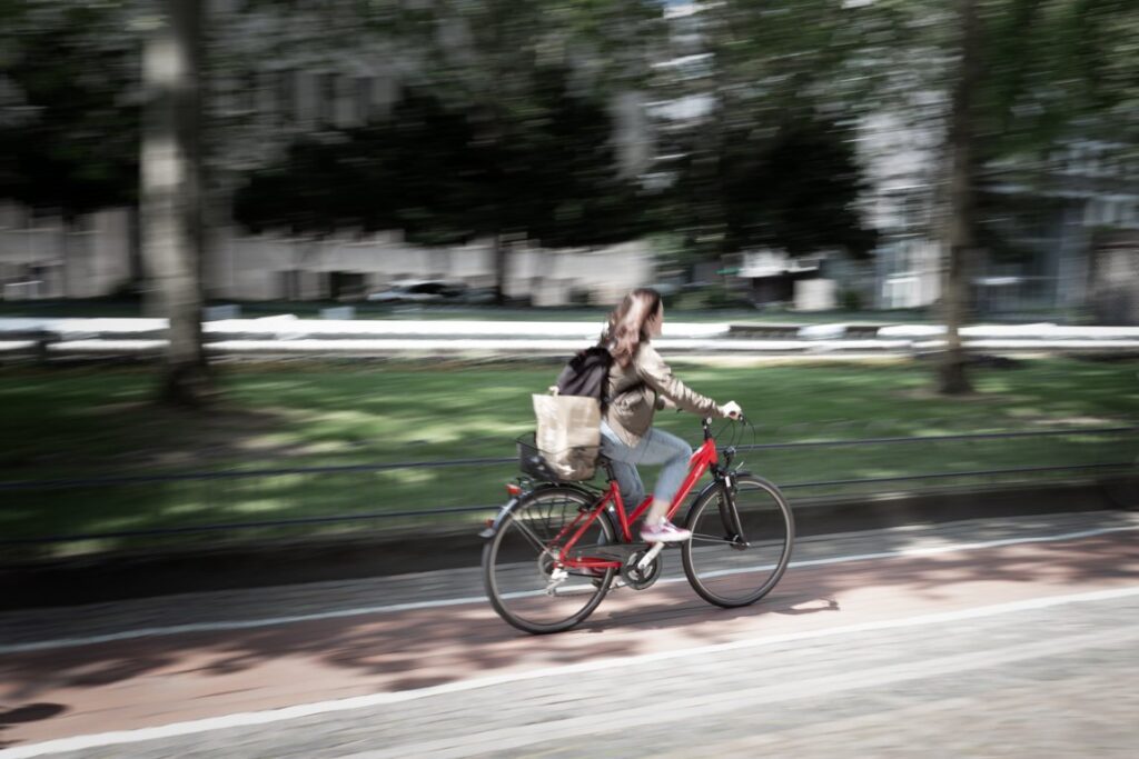 Ragazza in bici sulla via